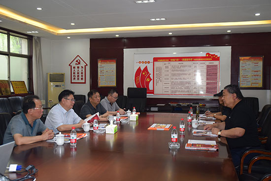 臨汾市市場監(jiān)督管理局局長、非公企業(yè)黨委書記張東紅<br>在科海集團調(diào)研非公黨建工作